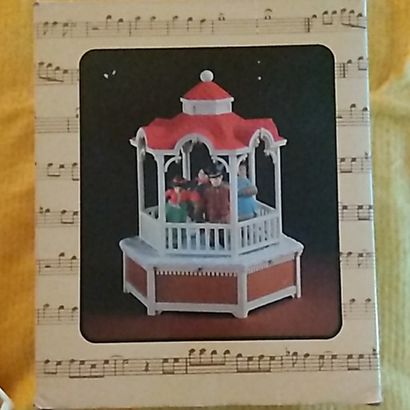 Windup collectable gazebo w skaters - Picture 1 of 3